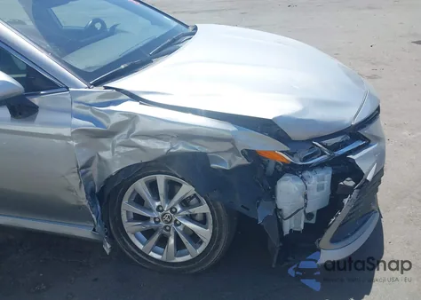 2021 Toyota Camry Le z USA, uszkodzony, nr VIN 4T1C11AK2MU538371